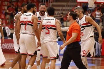 Time do São Paulo comemora vitória contra o Brasília Basquete -  (crédito: Rubens Chiri/São Paulo)