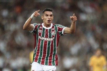 Fluminense marca no fim e espanta crise no Brasileirão