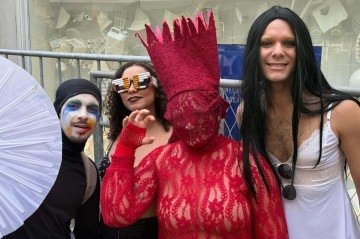 Nicole (vermelho) se juntou com os amigos de infância para curtir o show