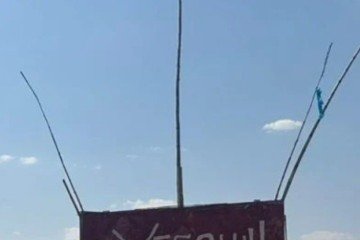Erro na placa atrai atenção de motoristas na beira de estrada