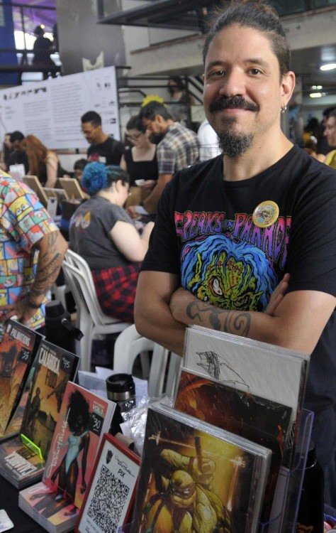 Rabiscando feira de arte e designer no Espaço Renato Russo. Tiago Palma -  (crédito: Minervino Júnior/CB/D.A.Press)