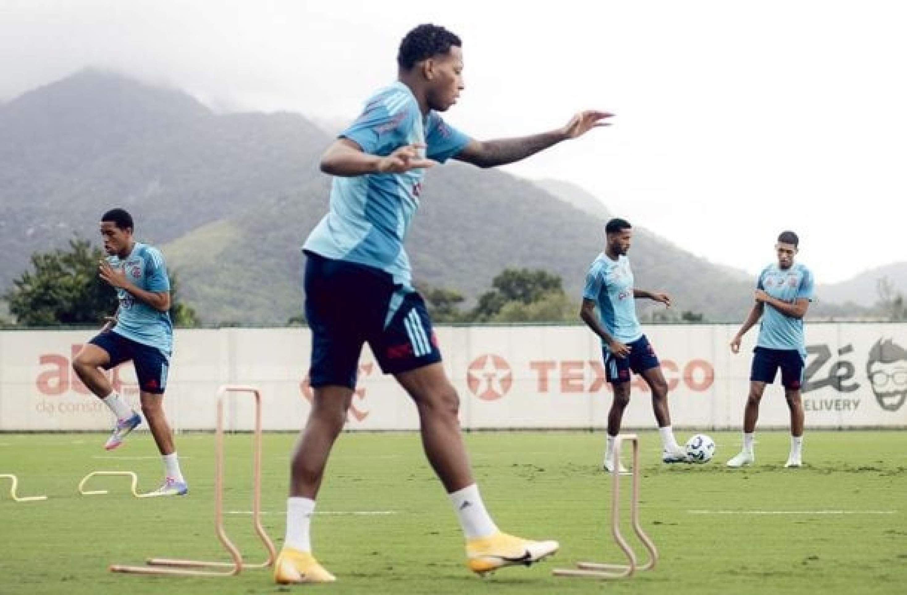 Sem Plata e com Alex Sandro, Flamengo divulga relacionados para enfrentar o Cruzeiro