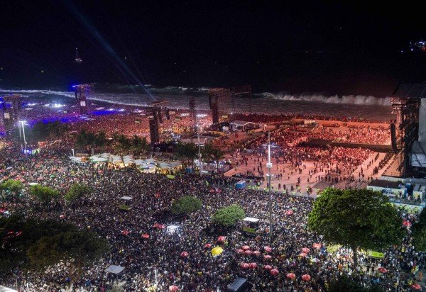  Aerial view of fans waiting for the mega-concert of US pop star Lady Gaga at Copacabana beach in Rio de Janeiro, Brazil on May 3, 2025. (Photo by Daniel RAMALHO / AFP)
       -  (crédito:  Daniel RAMALHO / AFP)