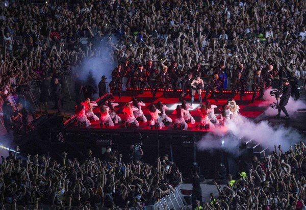 A apresentação foi dividida em quatro atos e contou com figurinos especiais para cada um dos momentos distintos -  (crédito:  Daniel RAMALHO / AFP)
