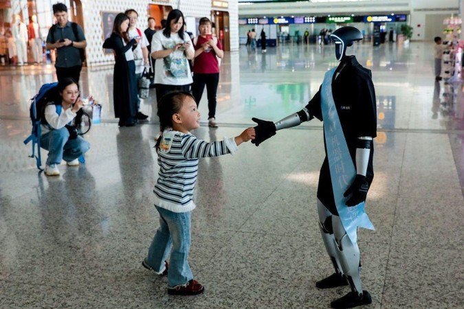 O robô G1 da startup chinesa Unitree vem encantando o público em feiras de negócios - (crédito: Getty Images) O robô G1 da startup chinesa Unitree vem encantando o público em feiras de negócios - (crédito: Getty Images)