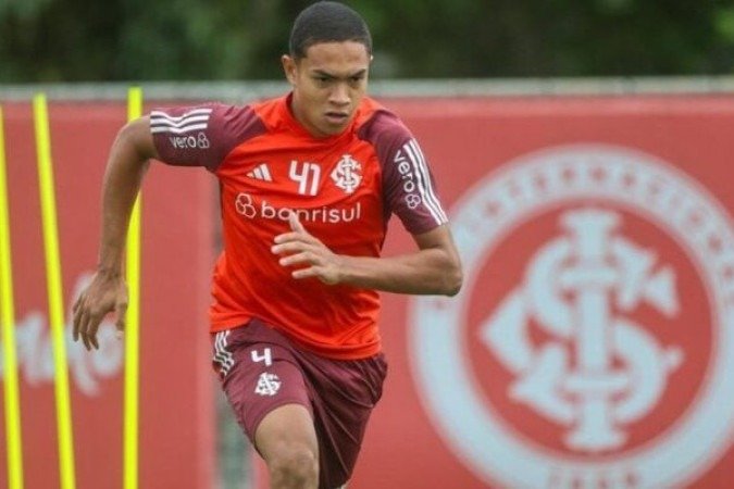 LUIS OTÃVIO -  Tinha a responsabilidade de fortalecer o meio de campo com um homem a menos apÃ³s a expulsÃ£o de Bruno Henrique. NÃ£o conseguiu. NOTA 5,0 - Foto: Ricardo Duarte / Internacional