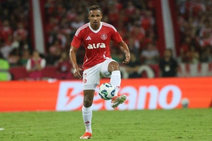 FERNANDO -   Foi a partir de sua mudança de posicionamento que o Inter buscou uma reação ao largar em desvantagem. Inicialmente um zagueiro, sofreu drible fácil de Yuri Alberto no primeiro gol. Quando passou a jogar mais avançado em campo, esteve melhor. Contribuiu, inclusive, para o gol de Thiago Maia. NOTA 6,0 - Foto: Ricardo Duarte / Internacional