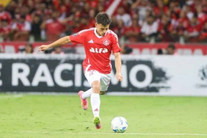 BERNABÃ?I -  NÃ£o conseguiu conter as investidas pelo seu corredor, em especial as de Carrillo, que pintou e bordou em cima da marcaÃ§Ã£o do argentino. NOTA 4,5 - Foto: Ricardo Duarte / Internacional