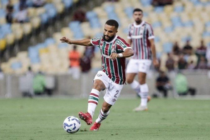 SAMUEL XAVIER - Não teve boa partida e sofreu com as subidas de Barletta, principalmente no primeiro tempo - Nota 5,5 - Lucas Merçon/Fluminense