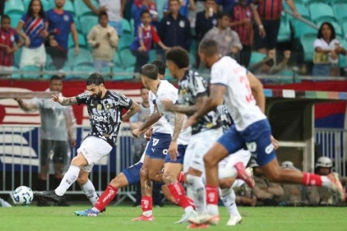MASTRIANI - Uma cabeÃ§ada e sÃ³. Passa muitos minutos sem tocar na bola. Um centroavante com pouquÃ­ssimo poder de fogo, com perdÃ£o do trocadilho. Saiu, no fim, para a entrada de Rwan - NOTA: 4,0 - Foto: Vitor Silva/Botafogo 