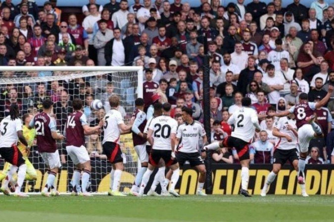 Tielemans, mais à direita (camisa 8) escora  escanteio de McGinn e faz o gol do Aston Villa sobre o Fulham -  (crédito: Michael Steele/Getty Images)