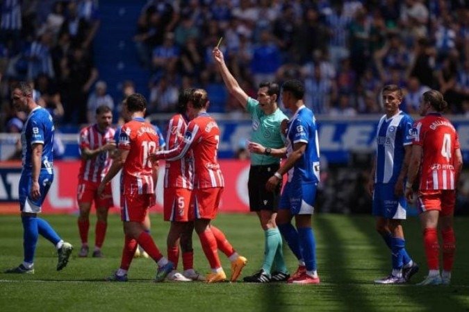 Juiz troca o vermelho pelo amarelo após consultar o VAR. Melhor para Álvarez, do Atlético, que fica no 0 a 0 com o Alavés -  (crédito: Foto: Juan Manuel Serrano Arce/Getty Images)