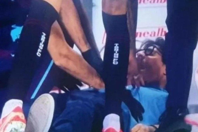 Paolo Valoni, técnico do Torino, desmaiou na hora que seu time teve um pênalti a favor contra o Venezia - (crédito: Reprodução de vídeo) Paolo Valoni, técnico do Torino, desmaiou na hora que seu time teve um pênalti a favor contra o Venezia - (crédito: Reprodução de vídeo)