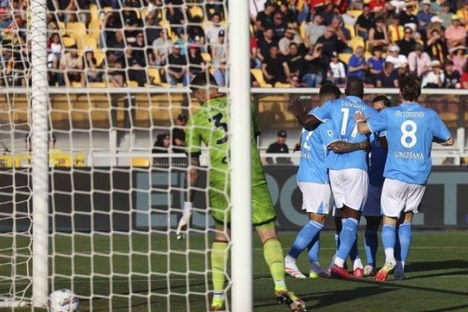 Napoli derrotou o Lecce fora de casa neste sábado e abriu vantagem sobre a Inter de Milão na tabela do Campeonato Italiano - (crédito: Foto: Maurizio Lagana/Getty Images) Napoli derrotou o Lecce fora de casa neste sábado e abriu vantagem sobre a Inter de Milão na tabela do Campeonato Italiano - (crédito: Foto: Maurizio Lagana/Getty Images)