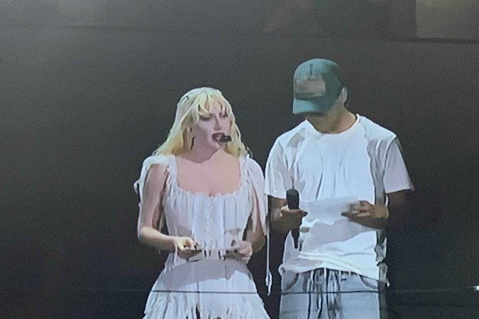 Pronunciamento da Lady Gaga durante o show. Pronunciamento da Lady Gaga durante o show.