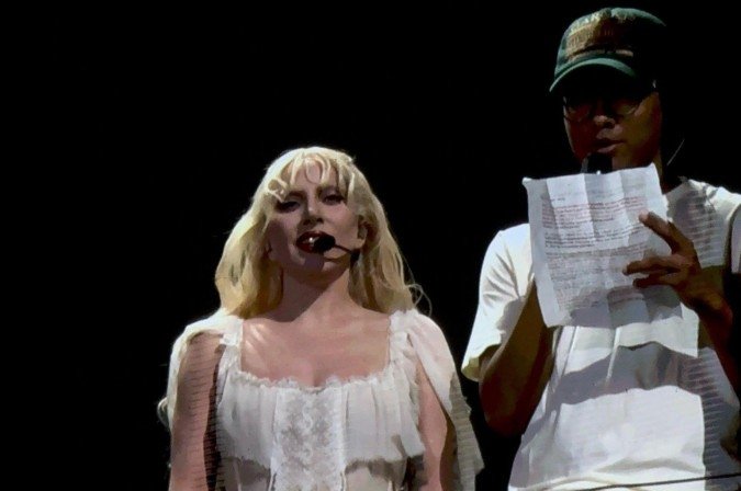 Fã foi convidado a subir ao palco para traduzir mensagem da artista - (crédito: Fotos: Cadu Ibarra/CB/D.A. Press) Fã foi convidado a subir ao palco para traduzir mensagem da artista - (crédito: Fotos: Cadu Ibarra/CB/D.A. Press)