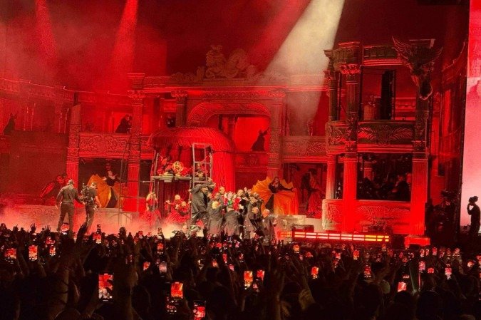 Dezenas de bailarinos esbanjaram energia no megashow histórico