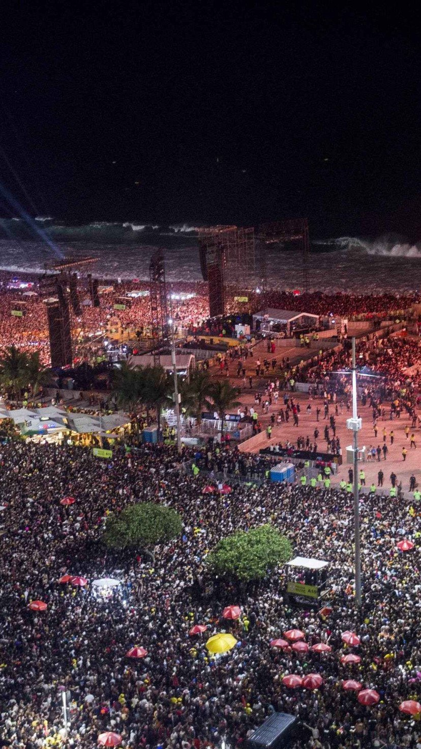  Aerial view of fans waiting for the mega-concert of US pop star Lady Gaga at Copacabana beach in Rio de Janeiro, Brazil on May 3, 2025. (Photo by Daniel RAMALHO / AFP)
       -  (crédito:  Daniel RAMALHO / AFP)