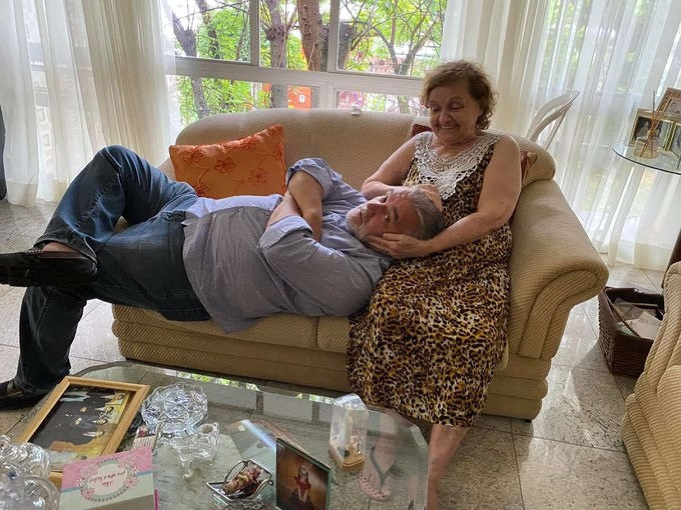 Valdir Oliveira com a m&atilde;e, Maria Maryland