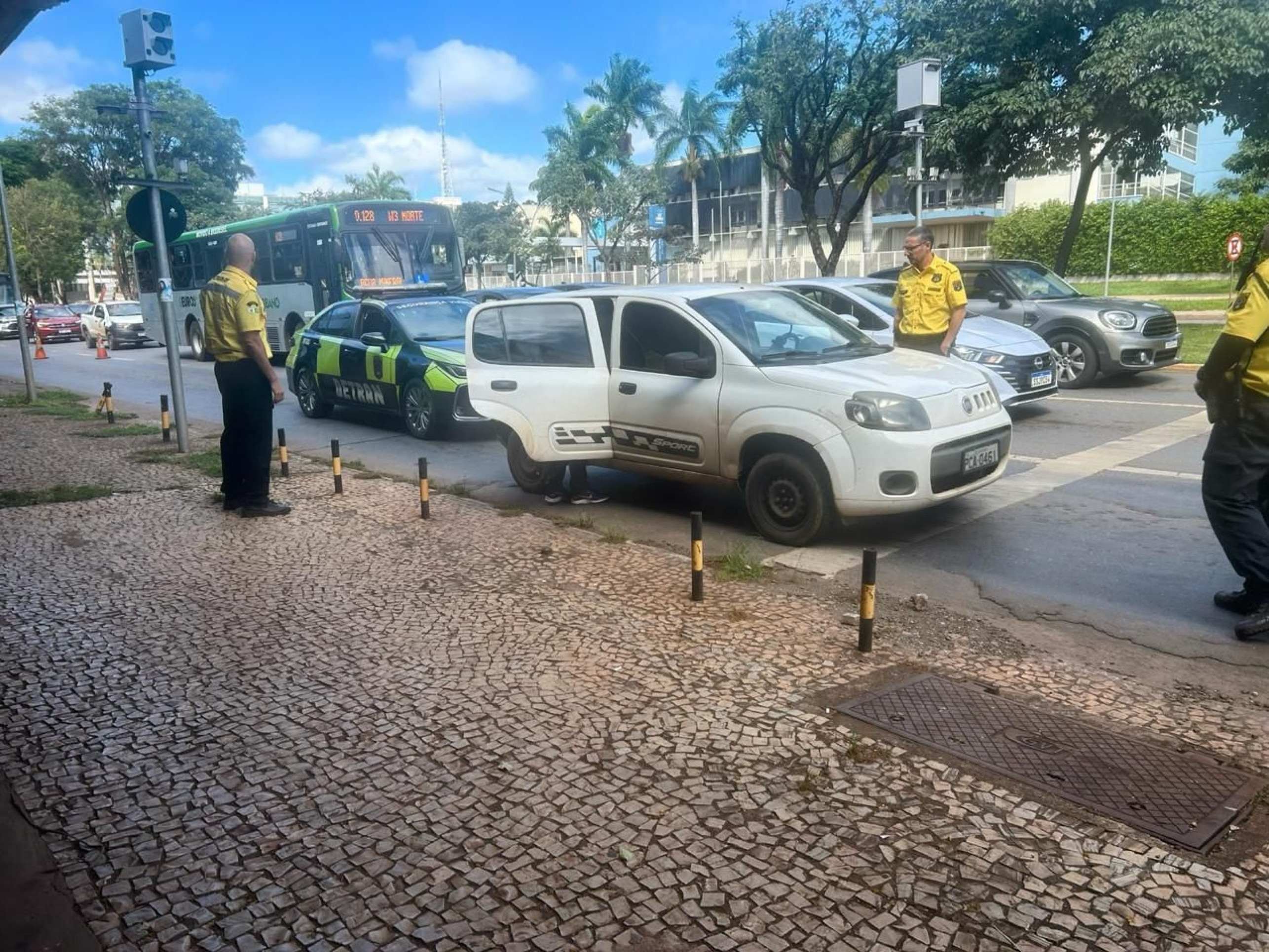 Detran flagra Fiat Uno com R$ 70 mil em multas na W3 Sul