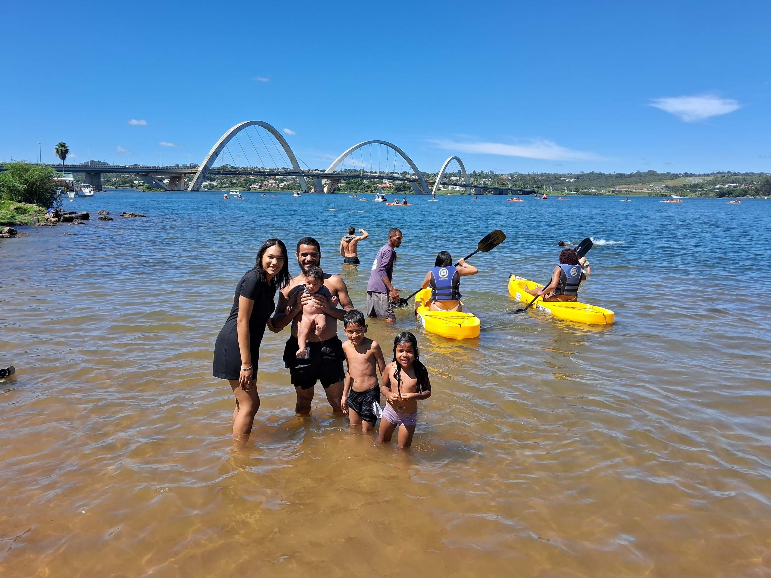 A família de Michaelle e Lucas, com os filhos Vitoria, Vitoria e Gael