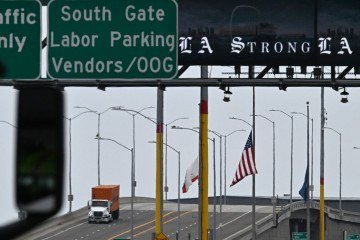  A lone truck drives along a road in the Port of Los Angeles on April 30, 2025 in the San Pedro neighborhood of Los Angeles, California. In the Port of Los Angeles, the waltz of cranes unloading containers brought in from Asia by huge ships has gone haywire over the past few days: this barometer of the American economy is slowing down due to the trade war launched by US President Donald Trump. (Photo by Robyn Beck / AFP)        -  (crédito:  AFP)