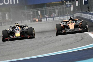 Ultrapassagem espetacular de Piastri (d.) sobre Verstappen (e.) abriu caminho para a vitória do australiano no GP de Miami de Fórmula 1       -  (crédito:  AFP)