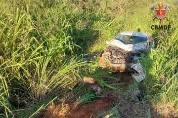 O homem que conduzia a moto teve sua morte constatada ainda no local do acidente -  (crédito: Divulgação/CBMDF)