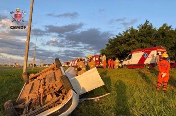 Duas vítimas foram levadas para o HRC e outra ao Hospital de Base - (crédito: Divulgação/CBMDF) Duas vítimas foram levadas para o HRC e outra ao Hospital de Base - (crédito: Divulgação/CBMDF)