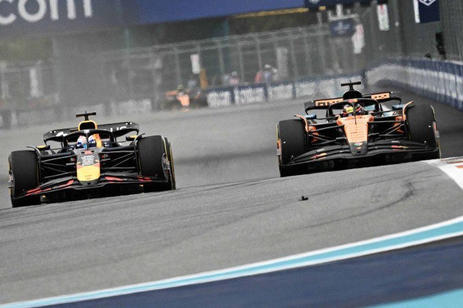 Ultraagem espetacular de Piastri (d.) sobre Verstappen (e.) abriu caminho para a vitória do australiano no GP de Miami de Fórmula 1 - (crédito: AFP) Ultraagem espetacular de Piastri (d.) sobre Verstappen (e.) abriu caminho para a vitória do australiano no GP de Miami de Fórmula 1 - (crédito: AFP)