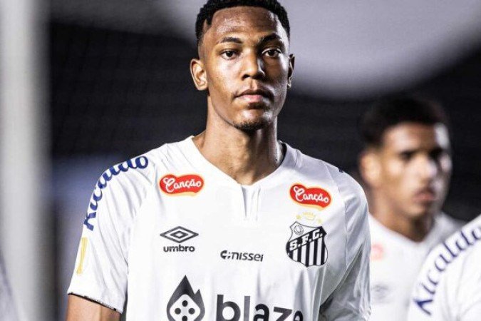 LUISÃO – Inseguro, perdendo várias disputas para Cristian Olivera. E infeliz no lance do gol gremista. Rechaçou mal e depois não percebeu Olivera em suas costas. NOTA 5,0. Foto: Raul Baretta/Santos FC