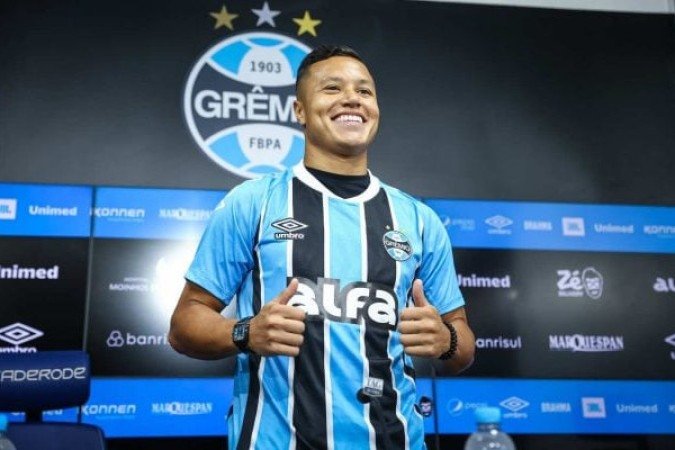MARLOS – Tentou partir para o apoio, mas o fez poucas vezes. Na defesa, seguro fechando o seu setor. NOTA 6,0. Foto: Lucas Uebel/Grêmio