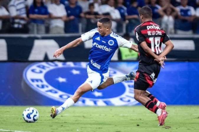 DE LA CRUZ – Fez a maioria das ligações entre meio e ataque pelo centro. Mas foi um passe errado seu que originou o gol de Kaio Jorge. Caiu muito no segundo tempo, errando vários passes. De bom a falta cobrada para Bruno Henrique quase marcar.  Amarelado, está fora do jogo com o Bahia NOTA 5,0. Foto: Gustavo Aleixo/Cruzeiro