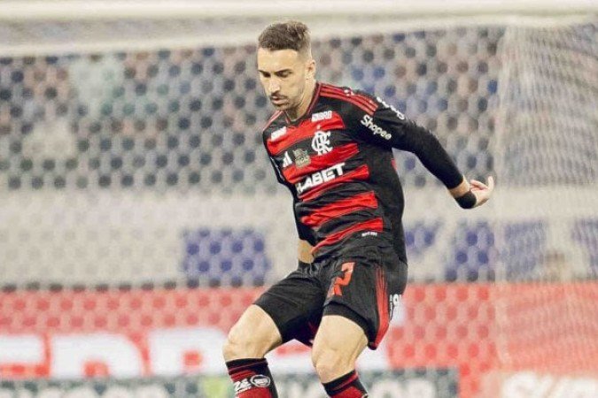 LÃ?O ORTIZ â?? Errou um passe que originou um ataque perigoso do Cruzeiro.Â  No segundo tempo, ofereceu espaÃ§os que felizmente o Cruzeiro nÃ£o aproveitou. Sua partida mais abaixo da mÃ©dia nesta temporada.Â  NOTA 5,5. Foto: Adriano Fontes/Flamengo