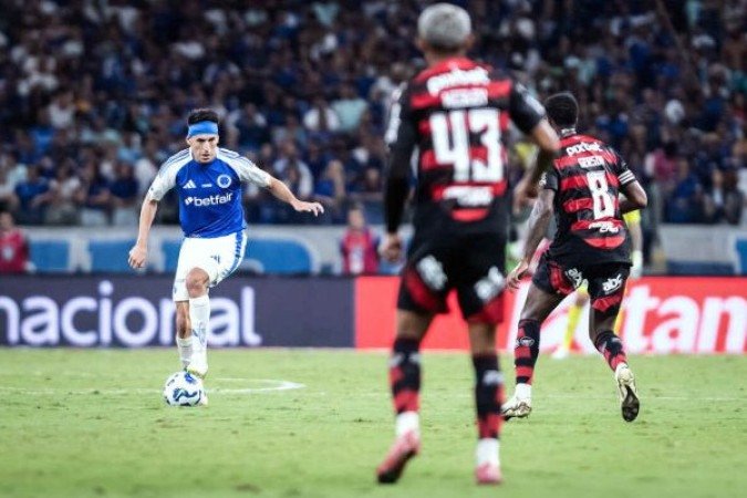 VILLALBA – Bom nas antecipações e na saída com a bola. Ficou bem postado, fechando os espaços de Pedro e Gerson. Funcionou na maioria das vezes. NOTA 7,0. Foto: Gustavo Aleixo/Cruzeiro