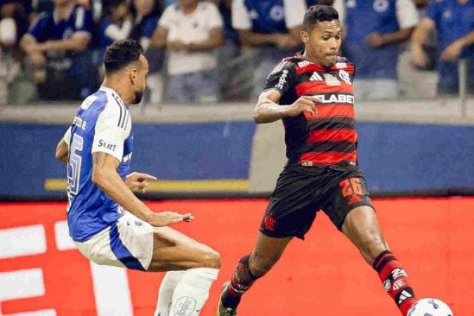 ALEX SANDRO – O Cruzeiro atacou mais pelo seu setor, o que o deixou mais preso à defesa. Quando foi ao ataque, mostrou boa intensidade no apoio. NOTA 6,0. Foto: Adriano Fontes/Flamengo