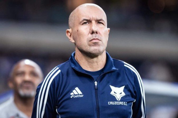  TÉCNICO: LEONARDO JARDIM – Estratégia corretíssima para enfrentar um time técnico como o Flamengo. Forçou a marcação e apostou nos contra-ataques, o que equilibrou o clássico. Venceu o jogo dando nó tático em Filipe Luís. NOTA 7,5. Foto: Gustavo Aleixo/Cruzeiro