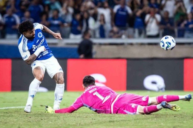 Gabigol pega a sobra do pênalti que ele cobrou e Rossi defendeu e manda para a rede. Cruzeiro 2 a 1. Lei do Ex na veia! - (crédito: Gustavo Aleixo/Cruzeiro) Gabigol pega a sobra do pênalti que ele cobrou e Rossi defendeu e manda para a rede. Cruzeiro 2 a 1. Lei do Ex na veia! - (crédito: Gustavo Aleixo/Cruzeiro)