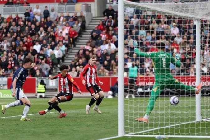 Momento do gol marcado por Kevin Schade na vitória do Brentford sobre o Manchester United - (crédito: Foto: Richard Heathcote/Getty Images) Momento do gol marcado por Kevin Schade na vitória do Brentford sobre o Manchester United - (crédito: Foto: Richard Heathcote/Getty Images)