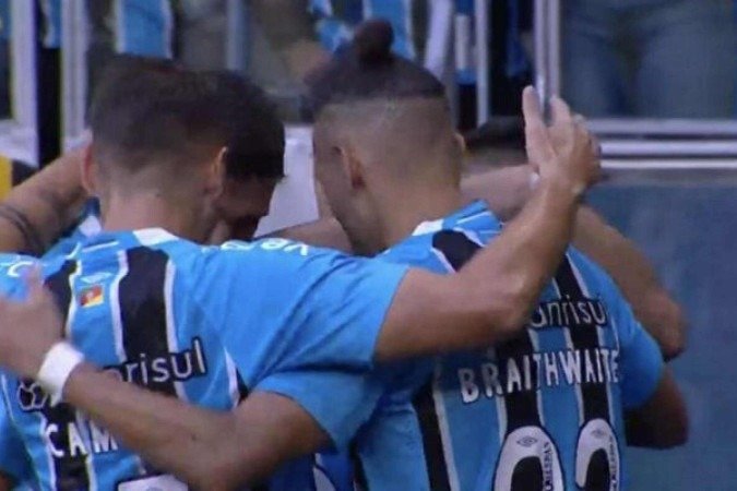 Gremistas celebram o gol do Grêmio vence o Santos e deixa o Z4 do Brasileirão -  (crédito: Foto: Reprodução/Premiere)