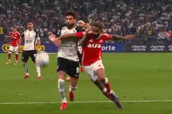 Inter reclama de pênalti de Yuri Alberto em Wesley - (crédito: Foto: Reprodução) Inter reclama de pênalti de Yuri Alberto em Wesley - (crédito: Foto: Reprodução)