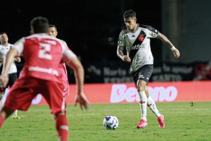 LUCAS FREITAS - Não fazia má partida até precisar sair por lesão. Marcação atenta para o forte ataque palmeirense. NOTA 6,5 - Foto: Matheus Lima/Vasco