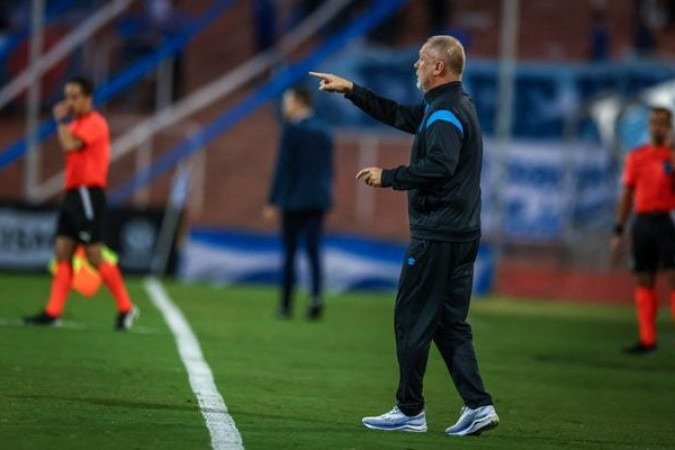 TÃ?CNICO: MANO MENEZES â?? Seu time nÃ£o fez um bom jogo, mas foi superior ao Santos e contou com Cristian Olivera fazendo a diferenÃ§a. ComeÃ§ar com Edenilson e Cristaldo nÃ£o foi uma boa escolha. Demorou para colocar Monsalve e Alysson. NOTA 5,0. Foto: Lucas Uebel/GrÃªmio