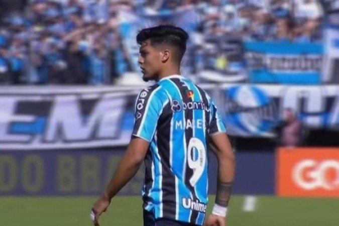 AREZO – Entrou aos 43 da etapa final no lugar de Braithwaite. Mal tocou na bola. SEM NOTA. Foto: Lucas Uebel/Grêmio