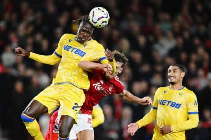 Jogadores de Crystal Palace e Nottingham Forest em disputa de bola no primeiro turno - (crédito: Foto: Michael Regan/Getty Images) Jogadores de Crystal Palace e Nottingham Forest em disputa de bola no primeiro turno - (crédito: Foto: Michael Regan/Getty Images)