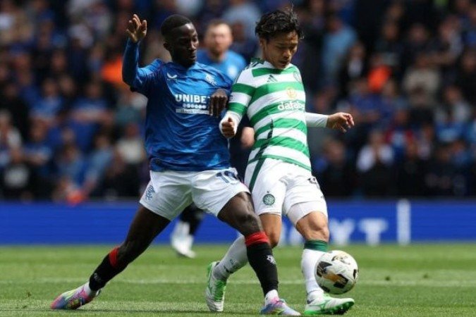 Diomande do Rangers (de azul) disputa bolco Hatate. Foto: Ian MacNicol/Getty Images - (crédito: Foto: https://jogada10.com.br/wp-content/uploads/2025/05/rangers-fc-v-celtic-fc-william-hill-premiership-1-1.jpg) Diomande do Rangers (de azul) disputa bolco Hatate. Foto: Ian MacNicol/Getty Images - (crédito: Foto: https://jogada10.com.br/wp-content/uploads/2025/05/rangers-fc-v-celtic-fc-william-hill-premiership-1-1.jpg)