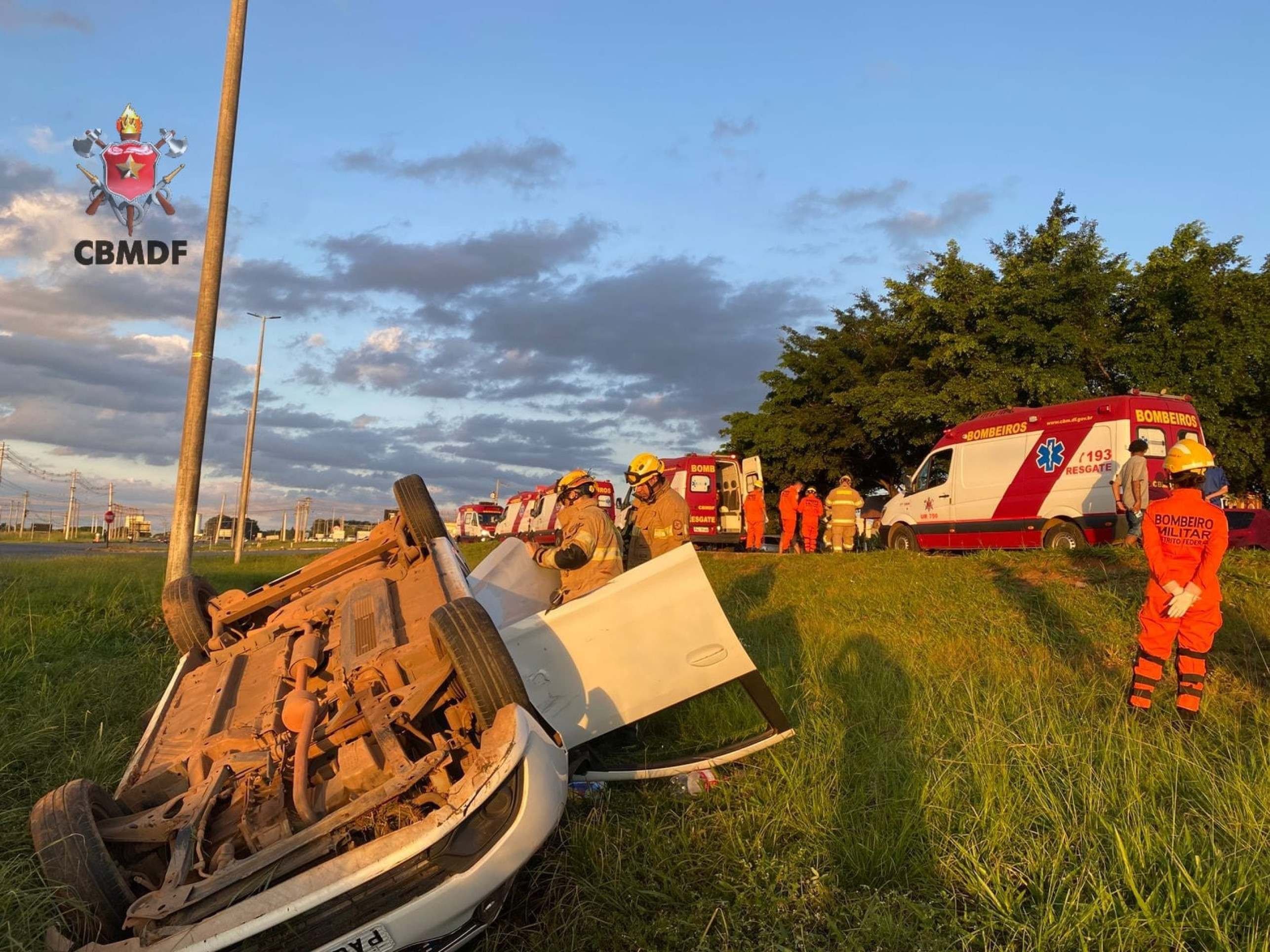 Capotamento na BR-070 deixa três pessoas feridas, em Ceilândia Capotamento na BR-070 deixa três pessoas feridas, em Ceilândia