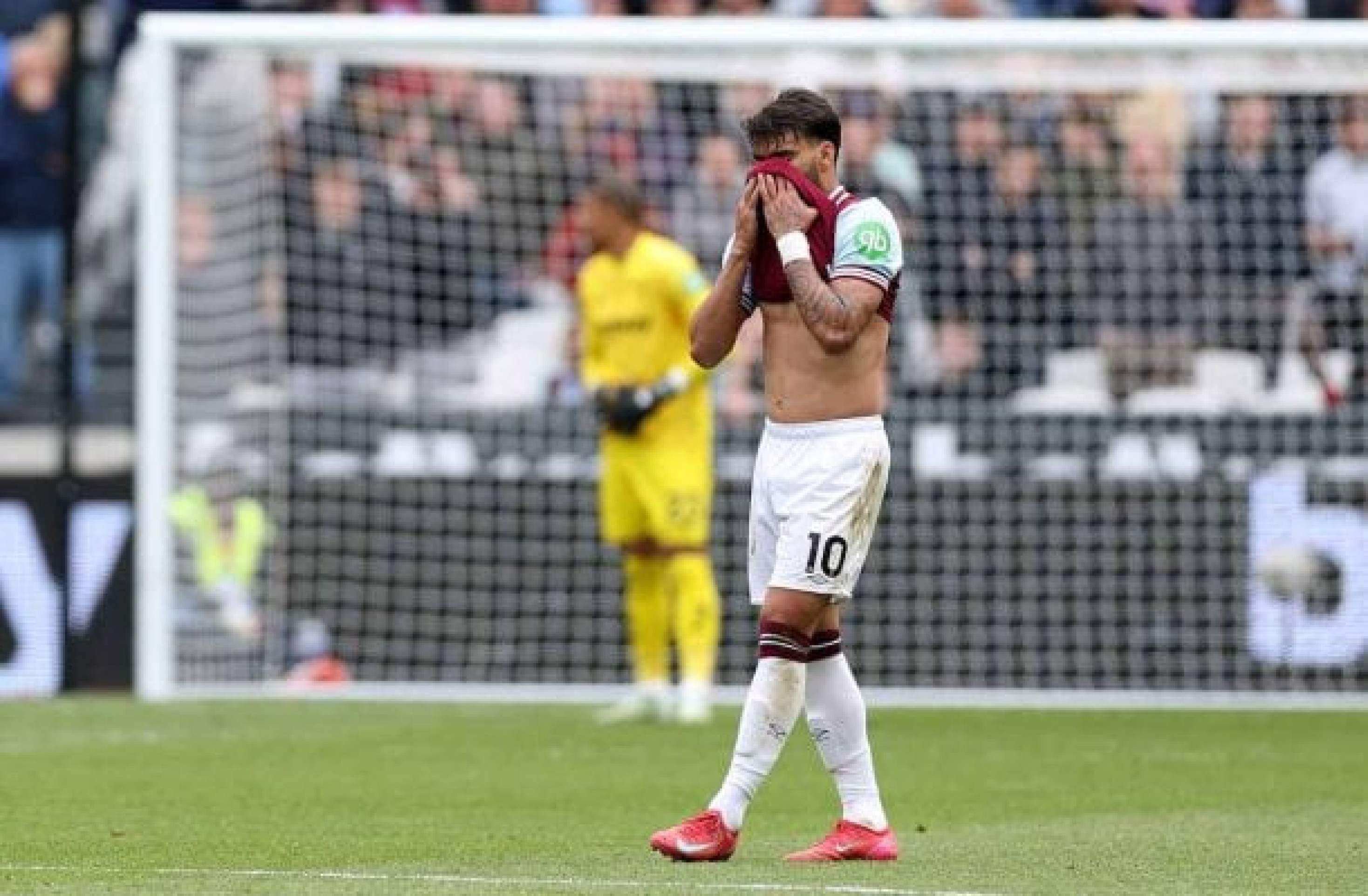 Paquetá chora após receber amarelo na Inglaterra