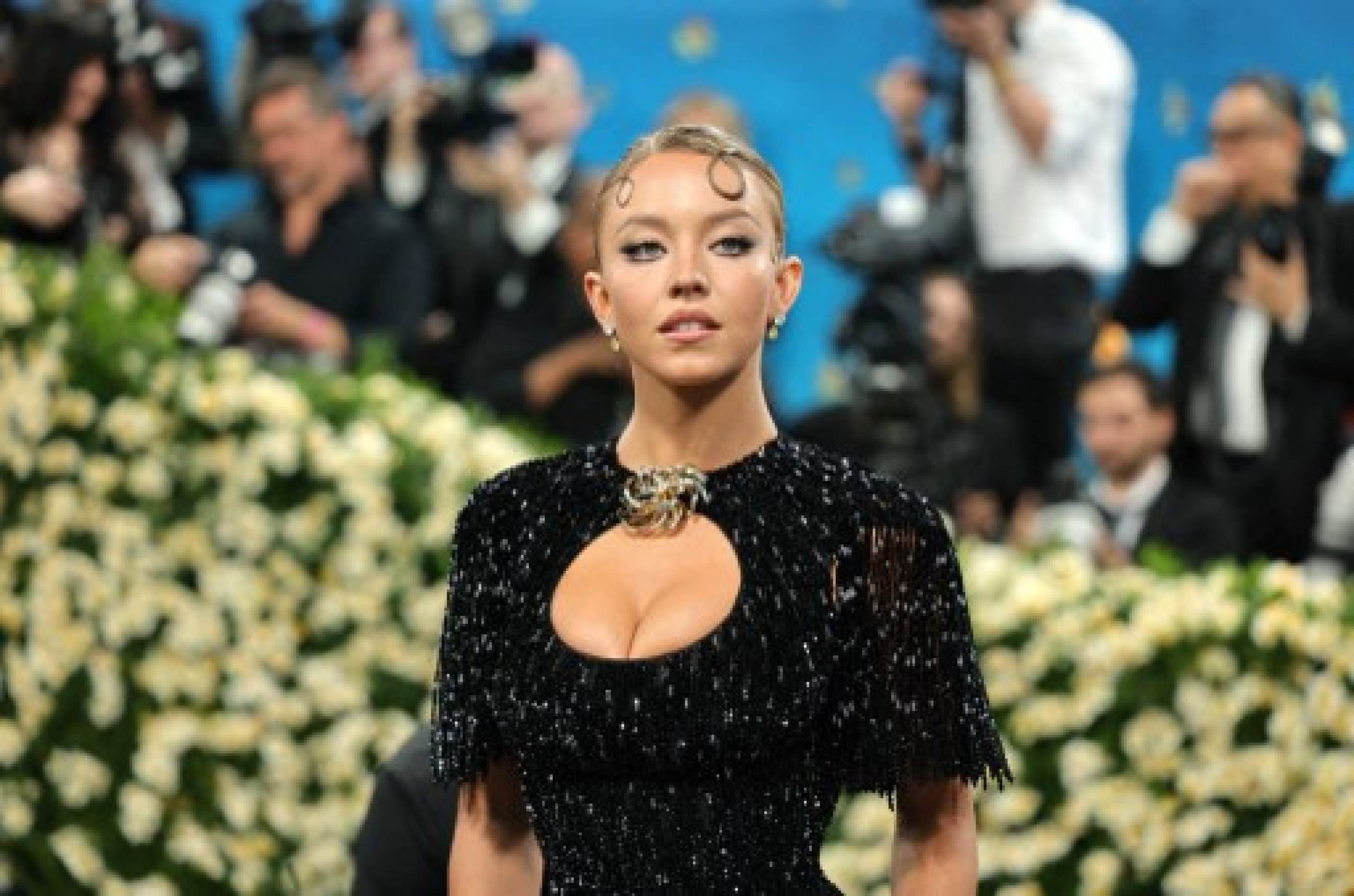 A atriz Sydney Sweeney foi uma das presentes no Met Gala 2025