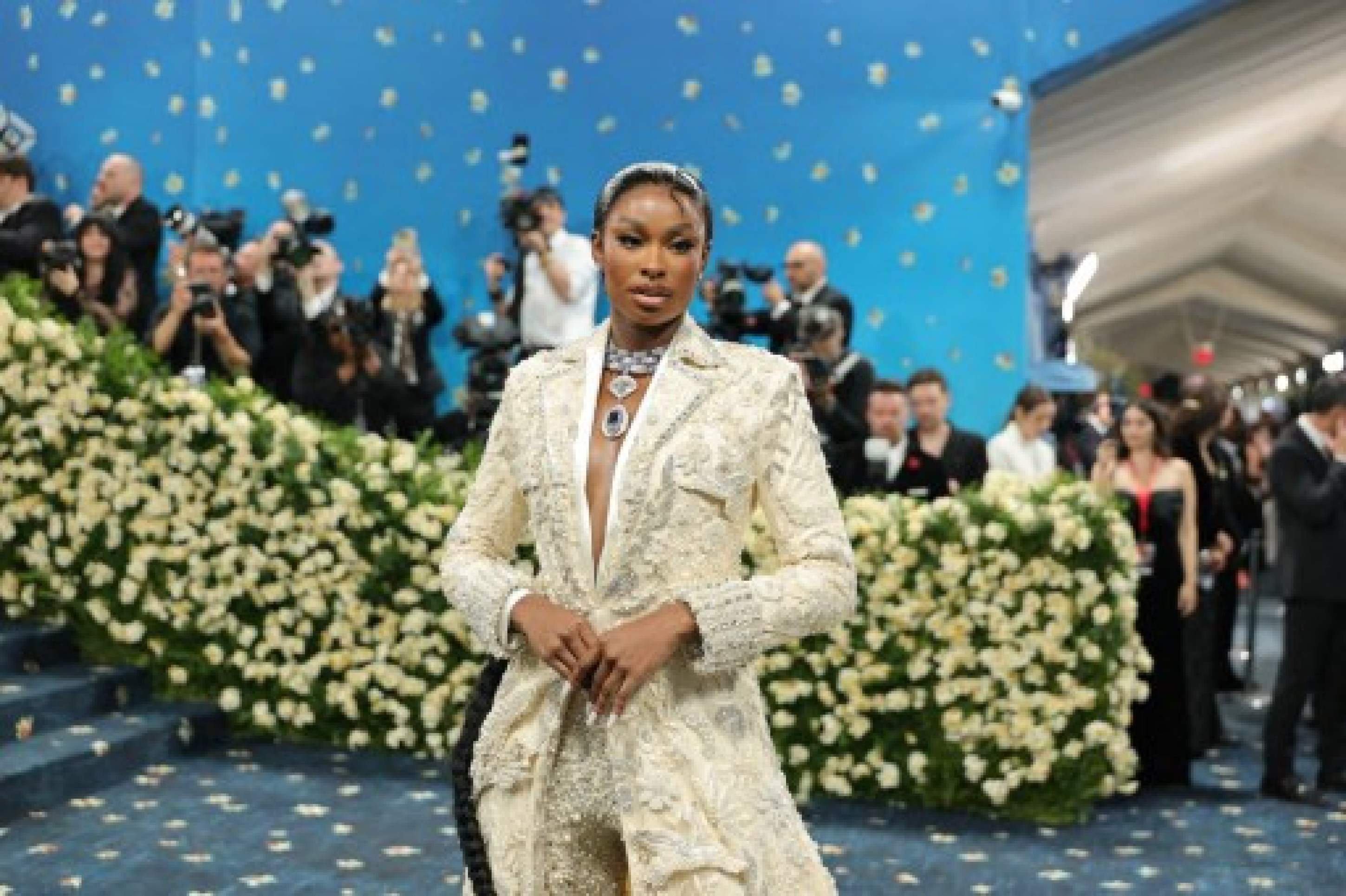 A atriz e cantora Coco Jones é uma das presentes no Met Gala 2025